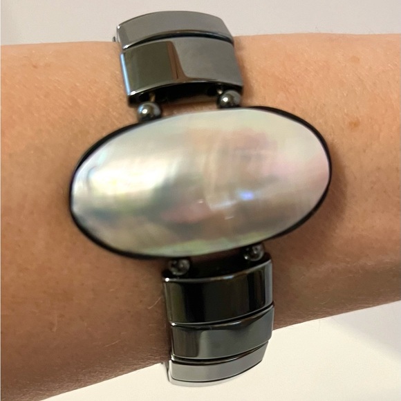 Tungsten Link with a large Mabe Pearl Bracelet - Picture 10 of 10